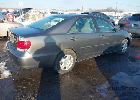 2005 Toyota Camry Le z USA, uszkodzony, nr VIN 4T1BE32K85U956199